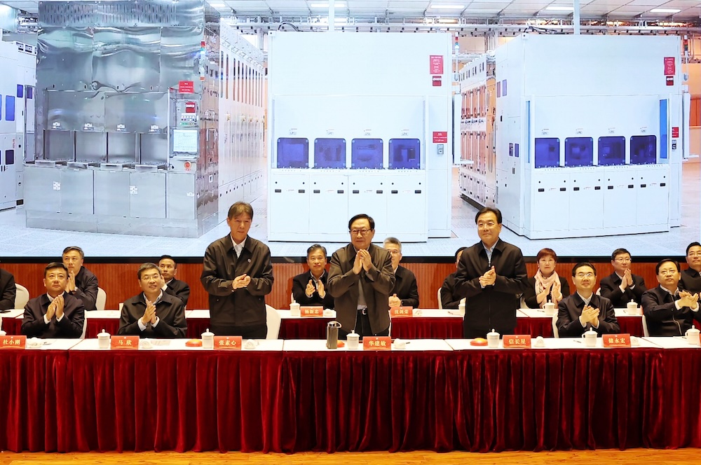 华虹无锡集成电路研发和制造基地（二期）12英寸生产线顺利建成投片_副本.jpeg